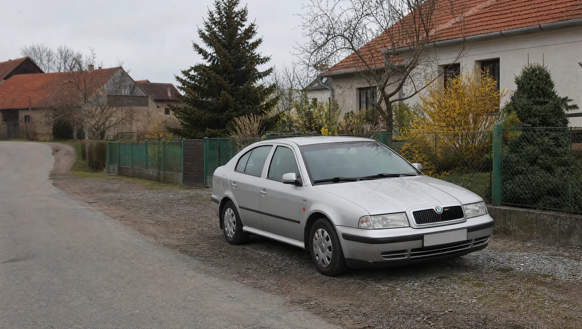 Likvidace vozidel Hrob – ilustrační foto: stará stříbrná Škoda Octavia odstavená u cesty před domem